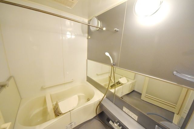 バス・シャワールーム　内装工事中の写真になります