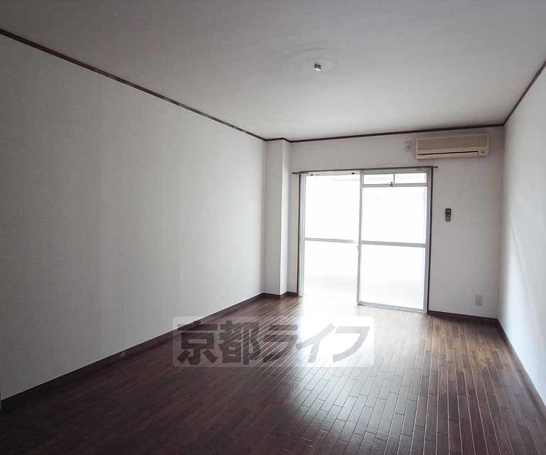 居室・リビング　非常に広い室内ですね。