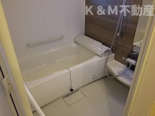 バス・シャワールーム　落ち着いた空間のお風呂です