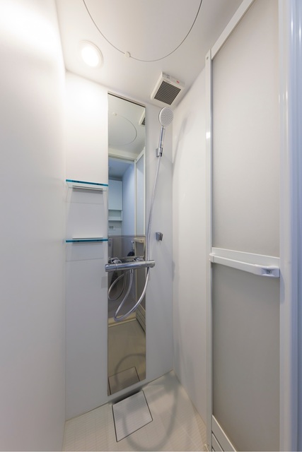 バス・シャワールーム　清潔感のあるシャワーブース