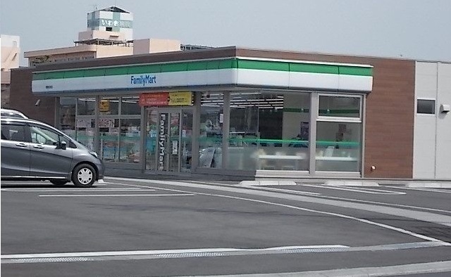 コンビニ　ファミリーマートさん（コンビニ）まで250m