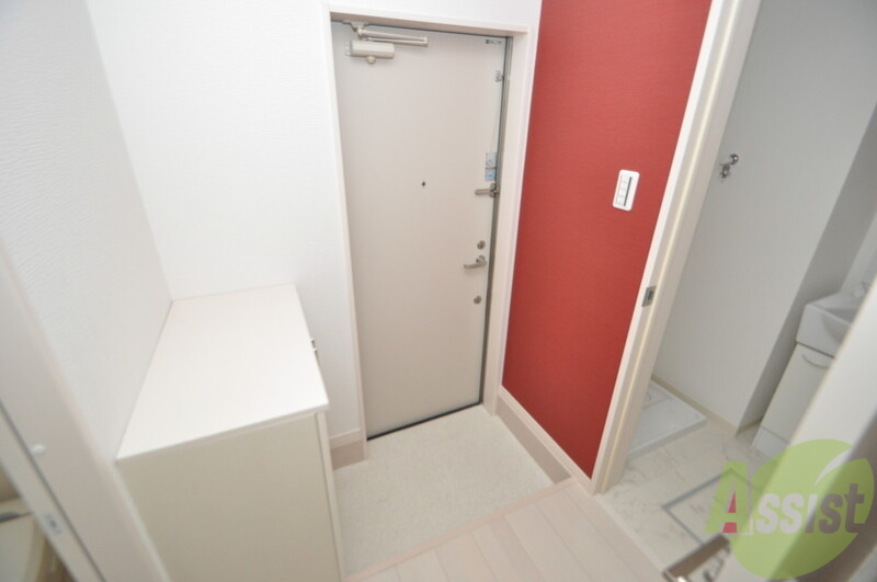 玄関　明るい玄関には大きめのシューズボックスがありますよ。