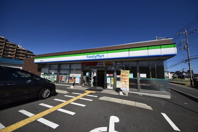 コンビニ　ファミリーマート草加新里町店（コンビニ）まで568m