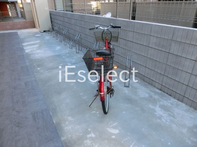 駐車場　自転車はこちらに