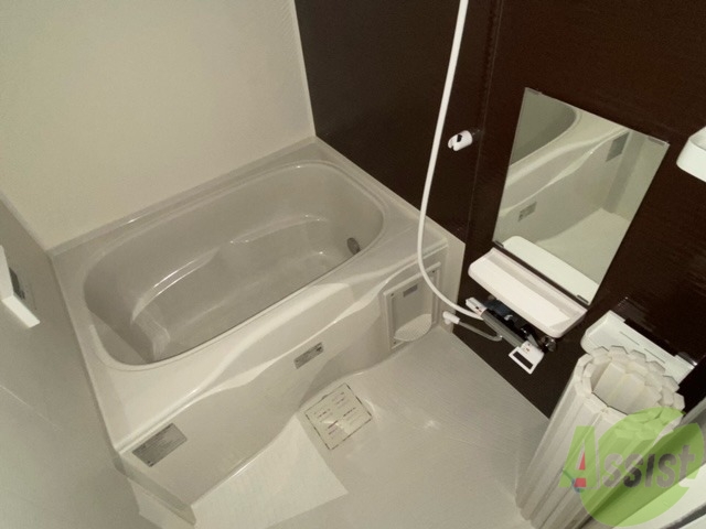 バス・シャワールーム　バスルームはこちらです。広々としてゆったり休めます。