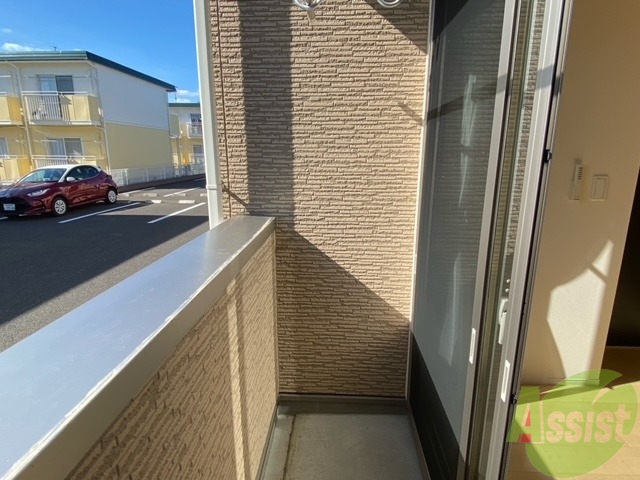 バルコニー　バルコニー。洗濯物がはかどりそうな広さがありますよ。