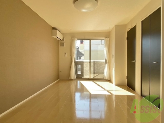 居室・リビング　隅々から洋室を撮影したので、イメージを掴んでください。