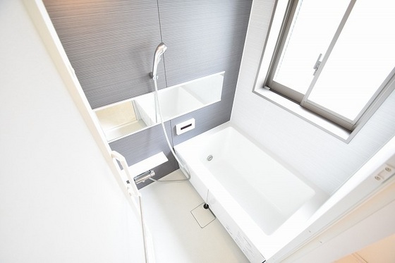 バス・シャワールーム　窓の付いた明るいオシャレなお風呂です（＊＾＿＾＊）