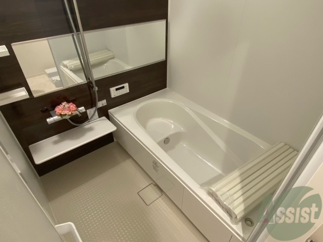 バス・シャワールーム　追い焚き機能もあるお風呂、バスタブも大きいですね