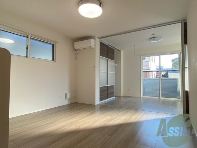 居室・リビング　リビングはこちら、アラジンがついてますね