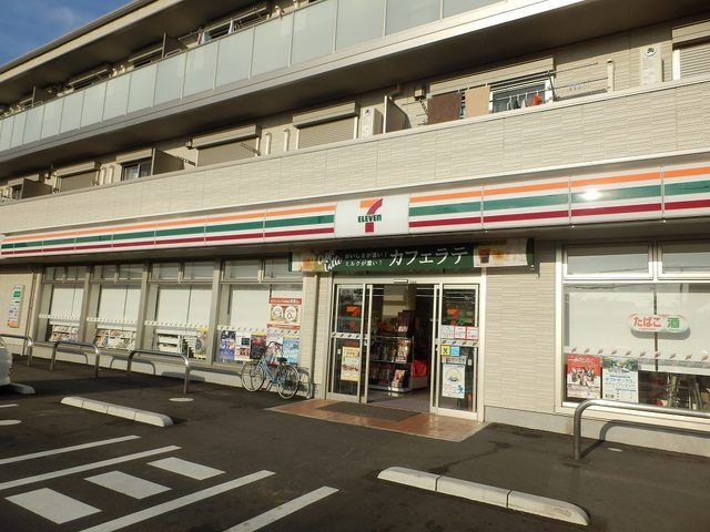 コンビニ　セブンイレブン吉川さくら通り店（コンビニ）まで120m
