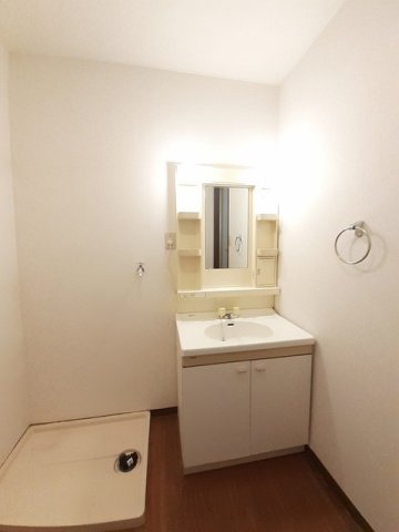 洗面設備　ゆったりとスペースのある洗面所