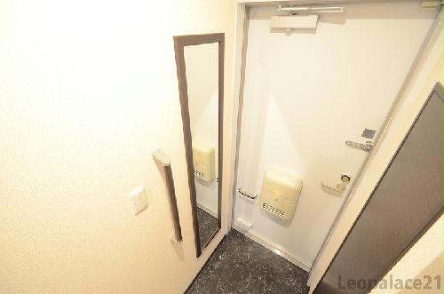 玄関　投函口に受け皿あります。傘立ても備え付けのものがあります。