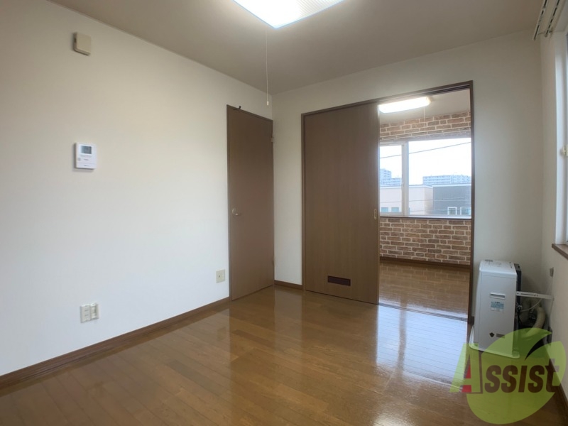 居室・リビング　木目のフローリングは落ち着きのある印象のお部屋になりますね。