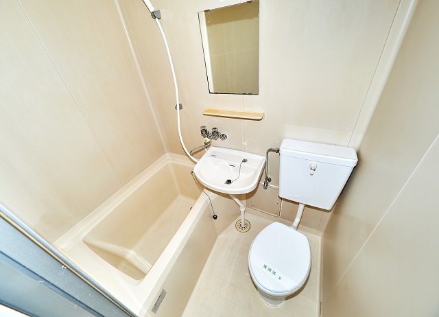 バス・シャワールーム　バストイレ洗面の3点ユニットバスです