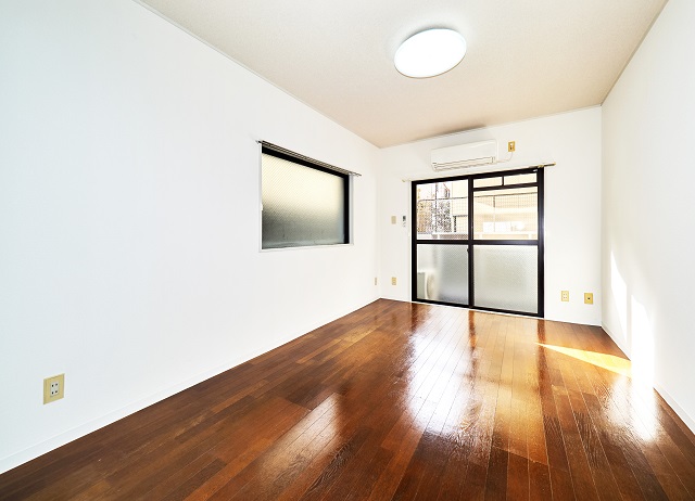 居室・リビング　7帖リビング、東南角二面採光です。