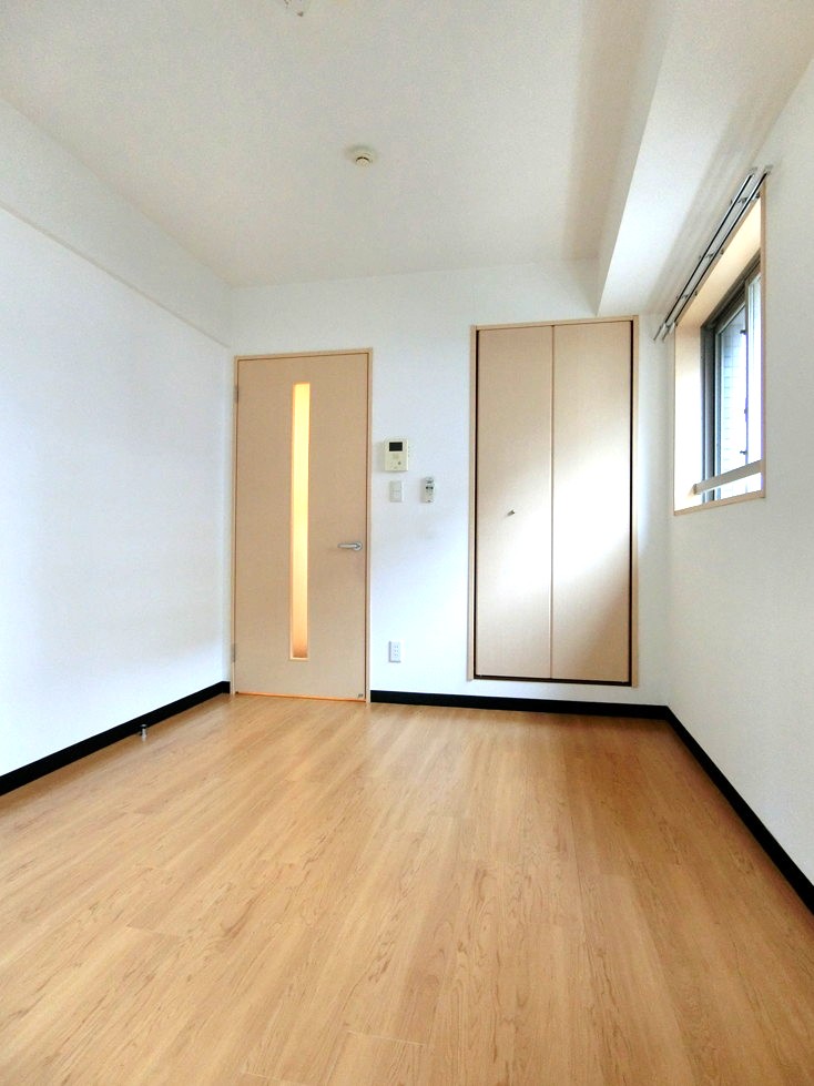 その他部屋・スペース　東向き洋室6.4帖☆クローゼットがあります♪お洋服がスッキリ