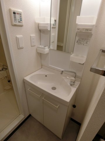 洗面設備　独立洗面台付きで朝の準備もらくらく♪お化粧するときに大活躍で