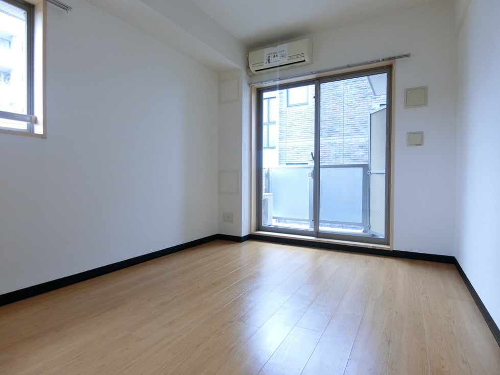 居室・リビング　東向き洋室6.4帖☆バルコニーに繋がる角部屋二面採光のお部屋