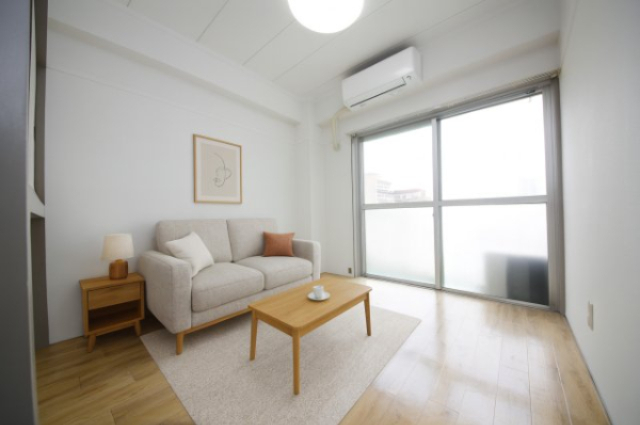 居室・リビング　バーチャルステージングの写真となります。家具家電等は付帯しま