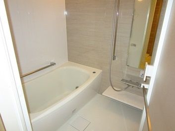 バス・シャワールーム　追い焚き・浴室乾燥機付きのお風呂です♪