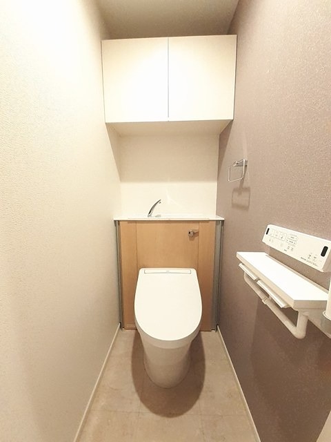 トイレ　温水洗浄便座です。