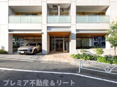 駐車場　エントランス横に駐車場があります