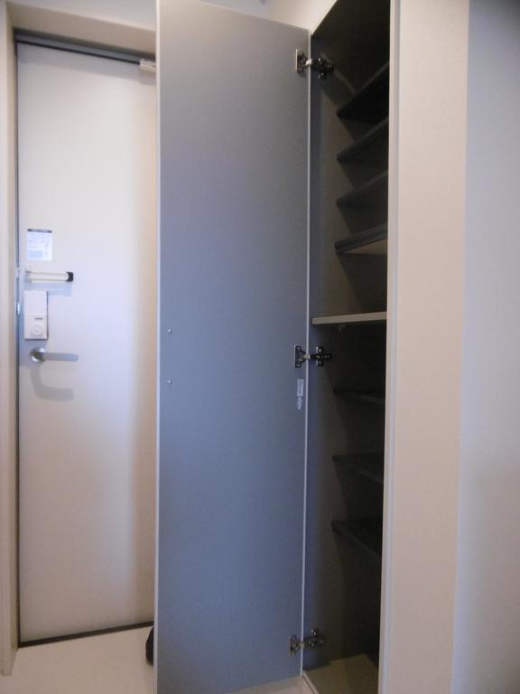 玄関　※同タイプ・同モデルを使用