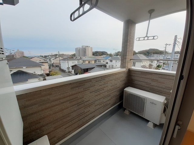 バルコニー　暖かな日差しのふりそそぐバルコニー