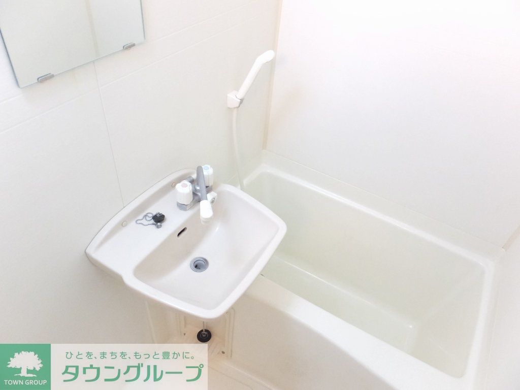 バス・シャワールーム　白を基調とした清潔感溢れる浴室です。