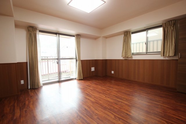 居室・リビング　同物件別号室