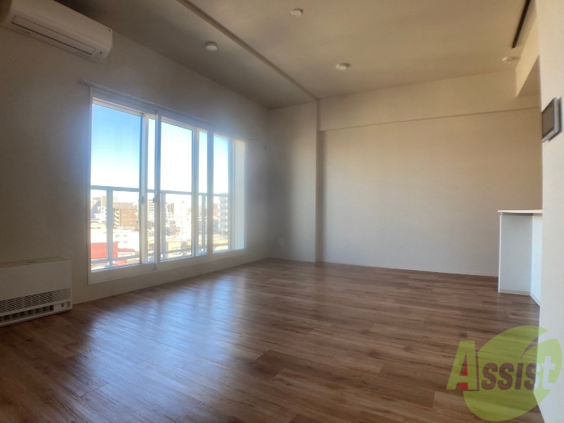 居室・リビング　リビングです。窓が大きくて明るいですね！