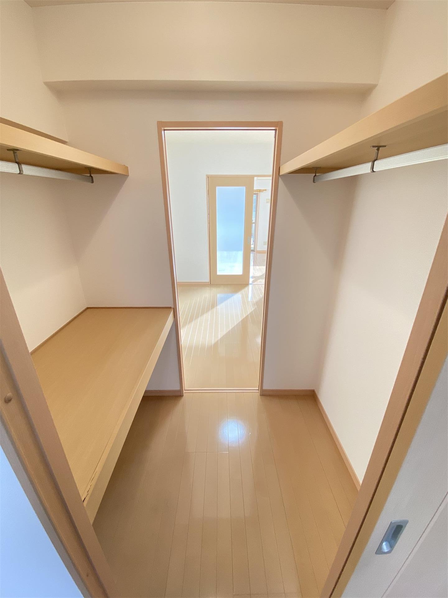 収納　ウォークスルークローゼット
