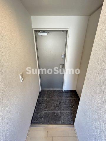 玄関　こちらの居間で趣味の時間をお楽しみください