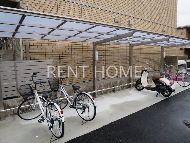 その他共有部分　屋根付きの駐輪場です。