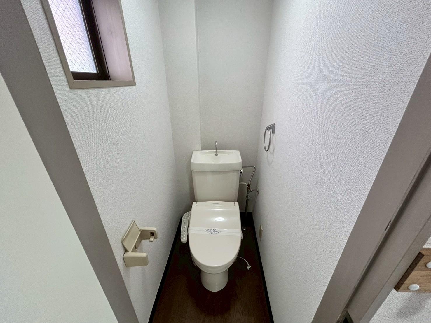トイレ　温水洗浄便座付きのトイレです(別号室参考写真)
