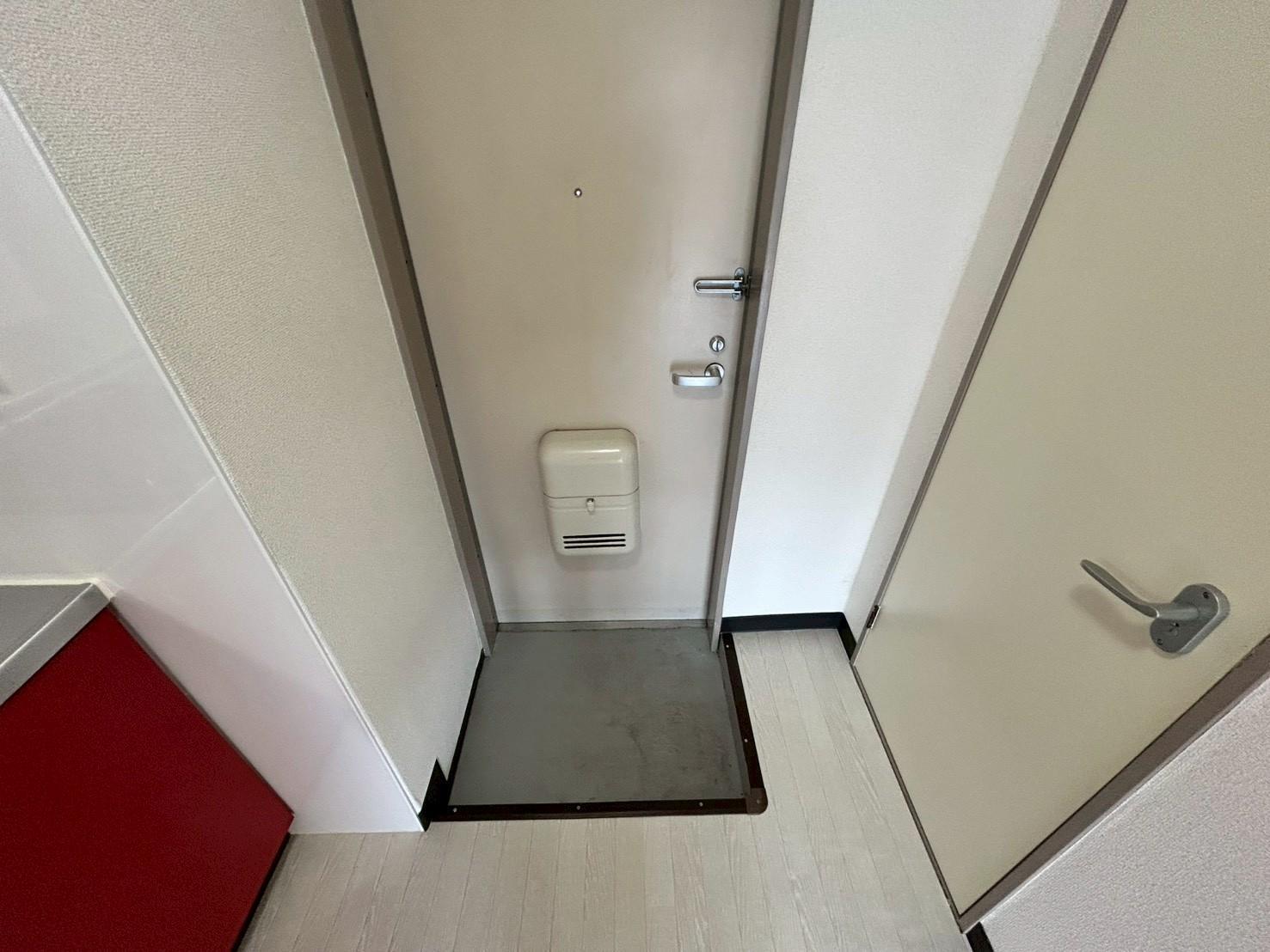 玄関　ポスト付きの玄関です(別号室参考写真)