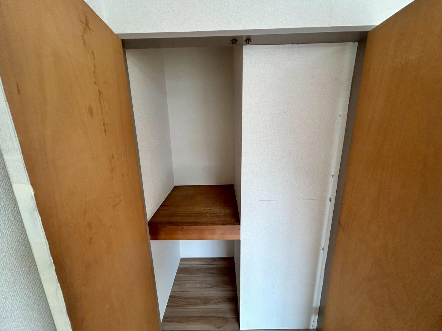 収納　2段式の収納です(別号室参考写真)