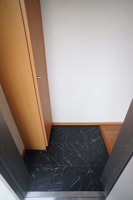 玄関　玄関には大きな下駄箱があるので、いつでもスッキリ片付きます！
