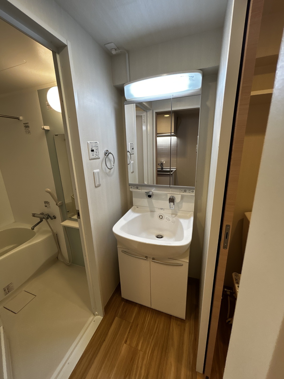 洗面設備　※別部屋の参考写真です。