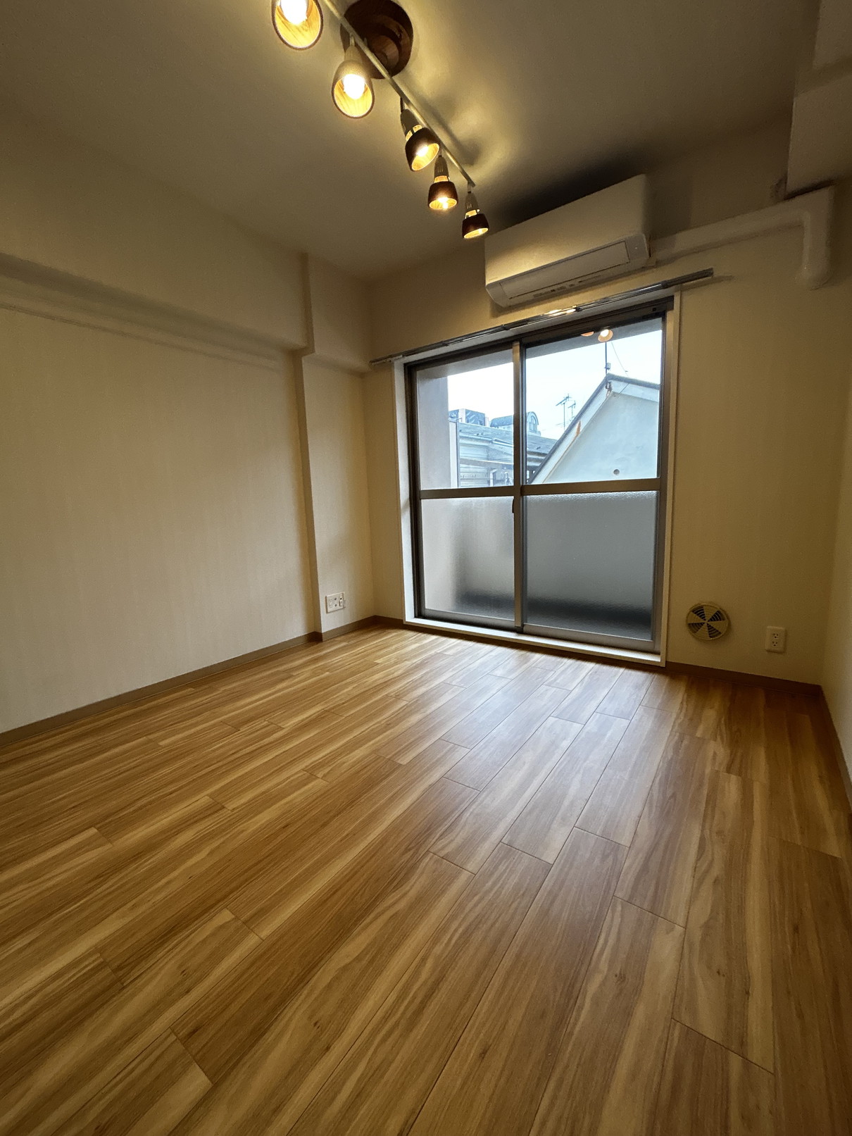 居室・リビング　※別部屋の参考写真です。色味など異なる場合がございます。