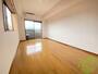 居室・リビング　こちらは洋室になります。奥行きのあるお部屋になっています。
