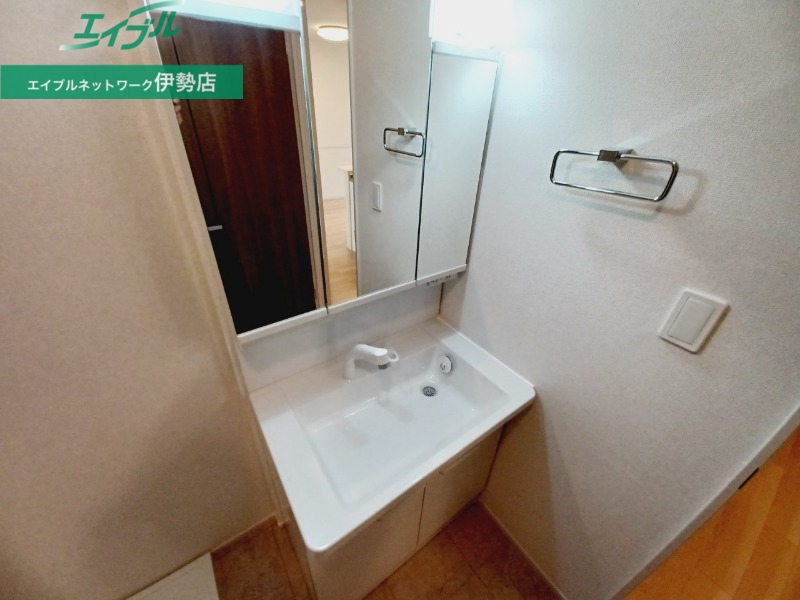 洗面設備　同型参考写真です