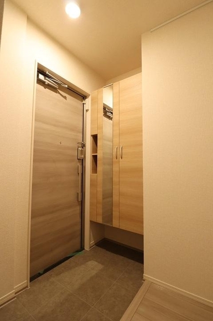 玄関　玄関には鏡付トールタイプシューズＢＯＸ