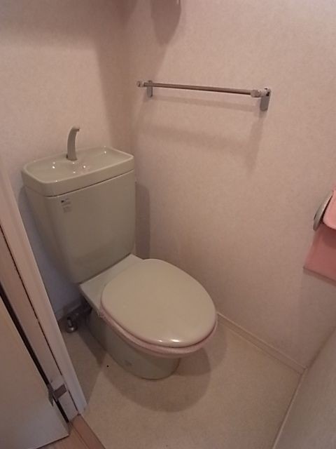 トイレ　【参考写真】現況優先。別部屋の写真です