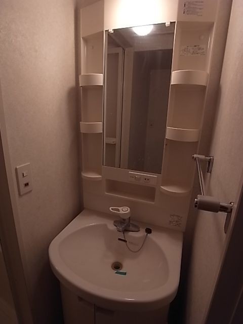 洗面設備　【参考写真】現況優先。別部屋の写真です