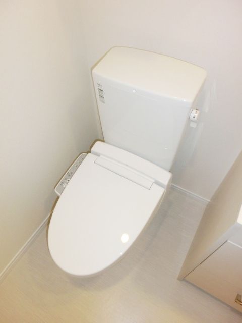 トイレ　温水洗浄便座付きのトイレ。