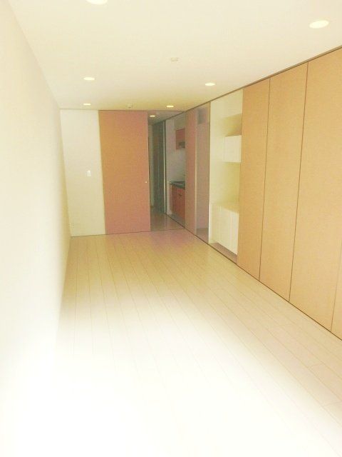 居室・リビング　フローリング張りで広々１０．８帖の洋室です。