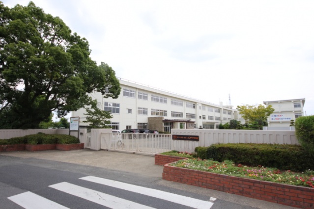 中学校　川西町三宅町組合立式下中学校（中学校）まで1282m