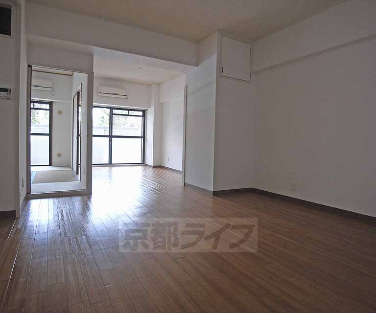 居室・リビング　２ＬＤＫへと大改装したお部屋です。